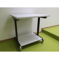 Fahrbarer Experimentierstand (90 x 75 cm), Tischplatte 30 mm stark mit PP-Kante